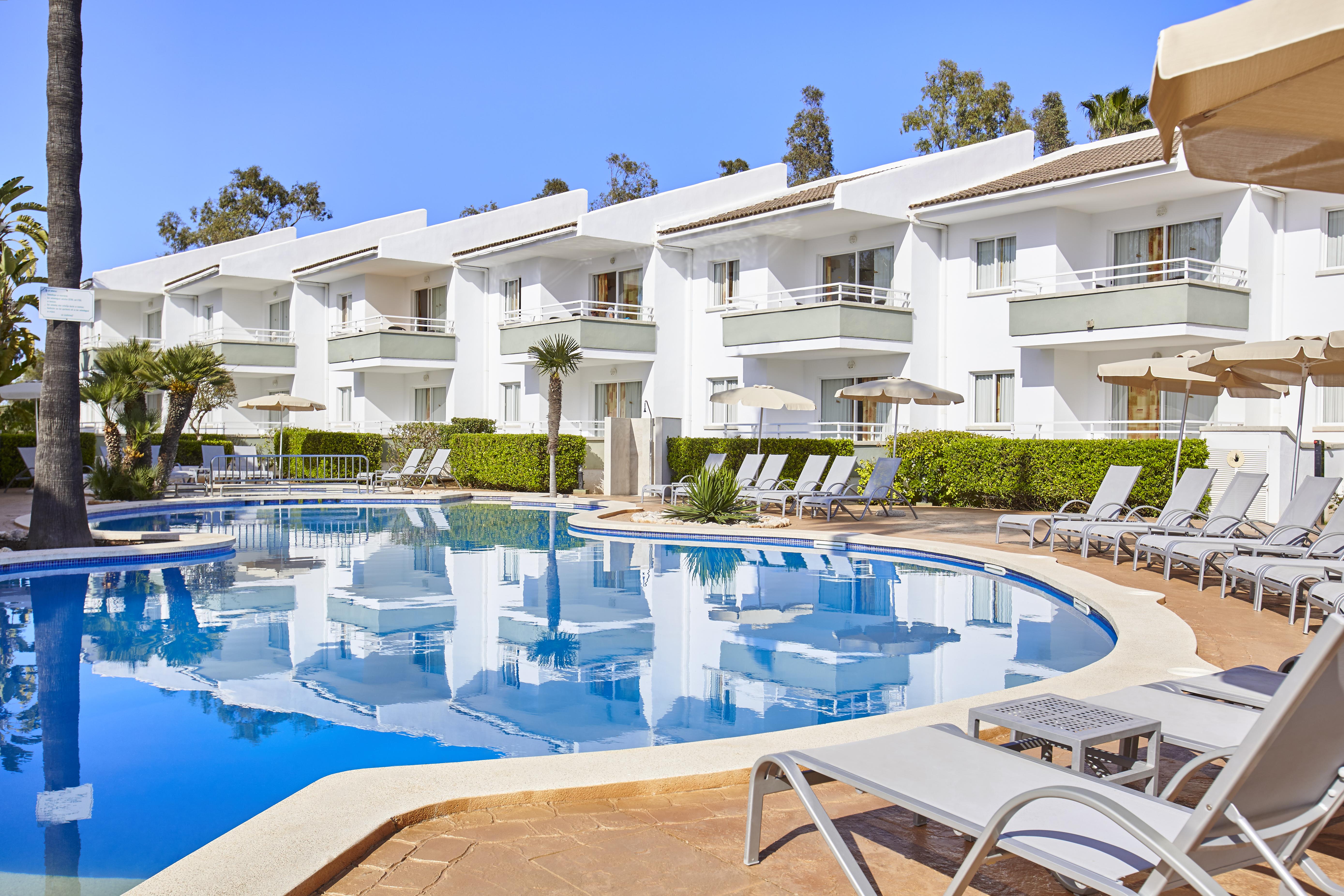 Universal Aparthotel Elisa Playa de Muro  Bagian luar foto