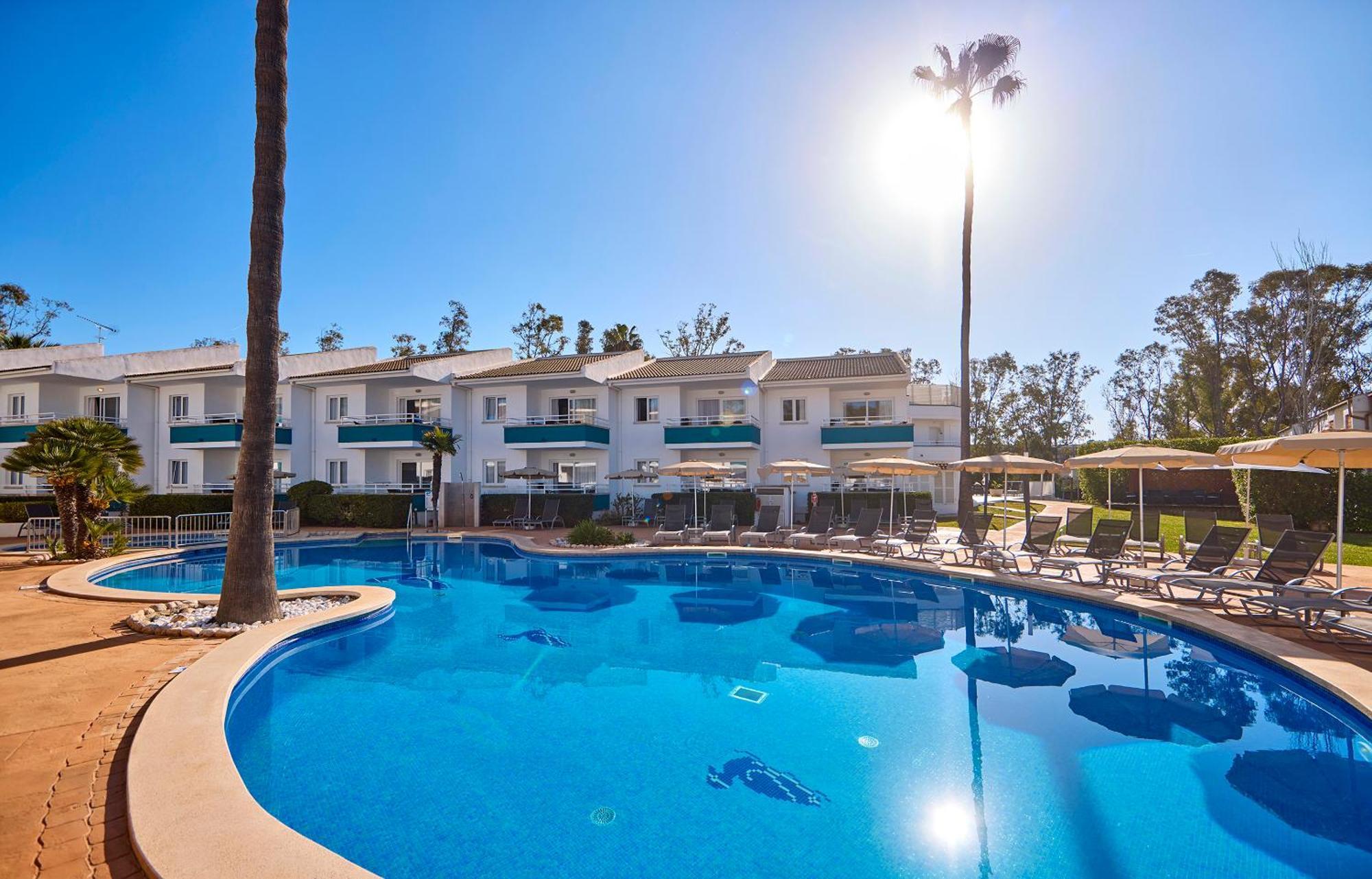 Universal Aparthotel Elisa Playa de Muro  Bagian luar foto