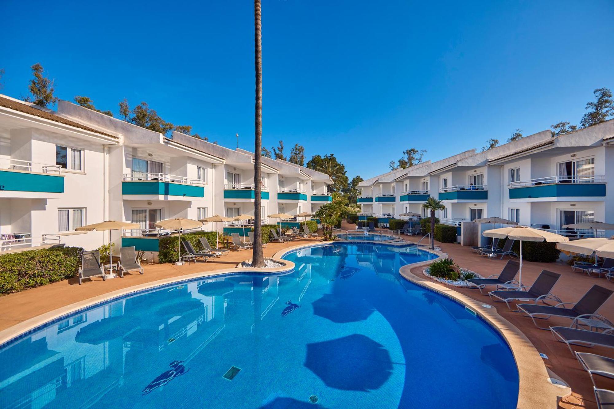 Universal Aparthotel Elisa Playa de Muro  Bagian luar foto